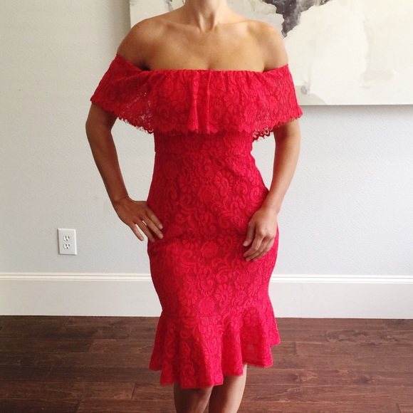 BCBGMaxAzria Dresses & Skirts - BCBGMAXAZRIA Red Strapless Floral Lace Midi Dress